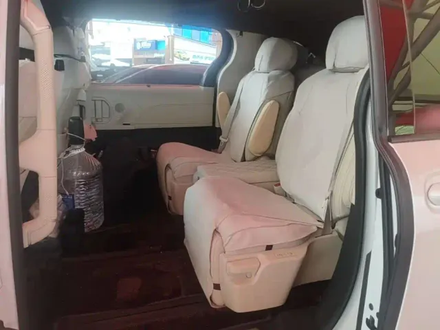 Toyota Sienna — Фото автомобиля 12