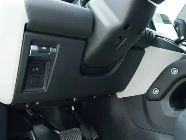Land Rover Defender — Фото автомобиля 12