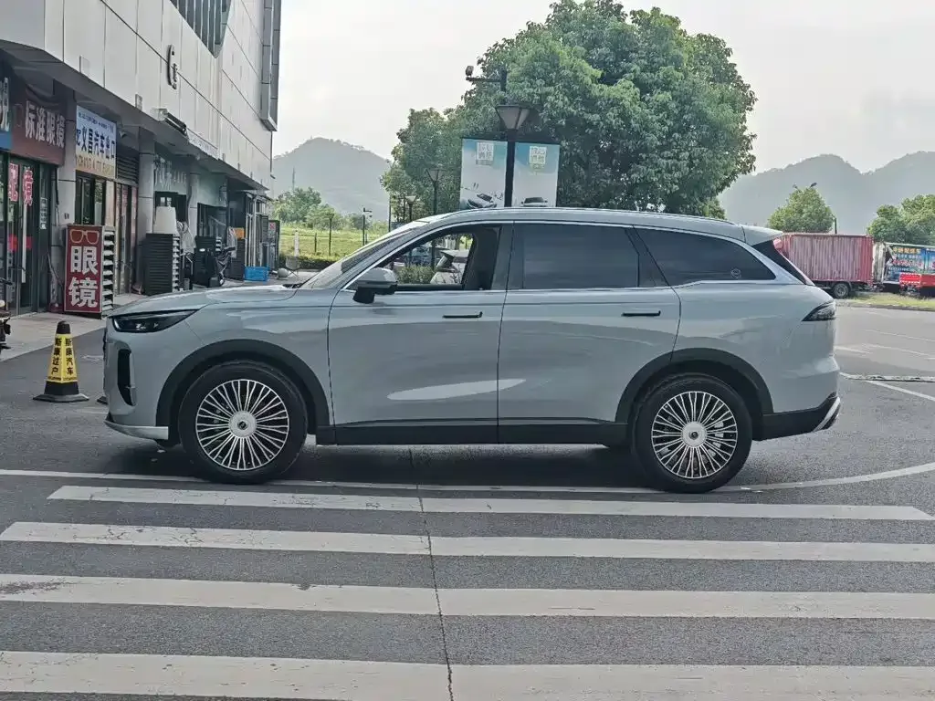 Chery Tiggo 8L 2024 Model 2.0T 2WD Luxury 5-Seater — Фото автомобиля 8