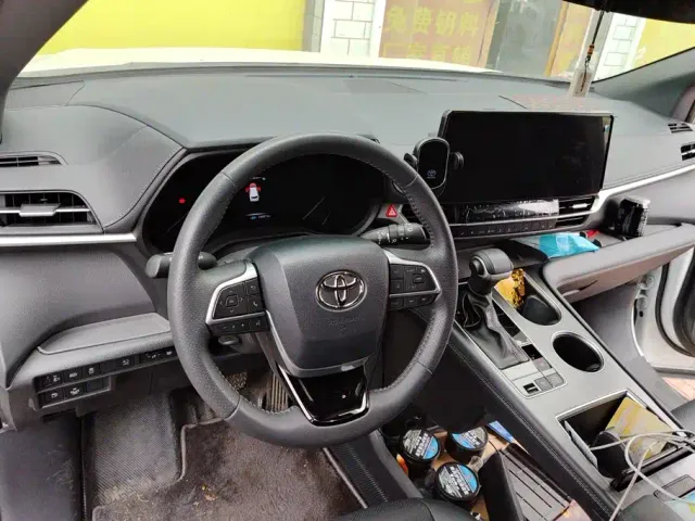 Toyota Sienna — Фото автомобиля 12