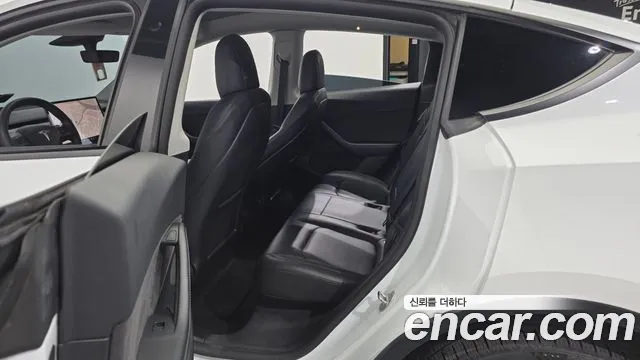 Tesla Model Y — Фото автомобиля 11