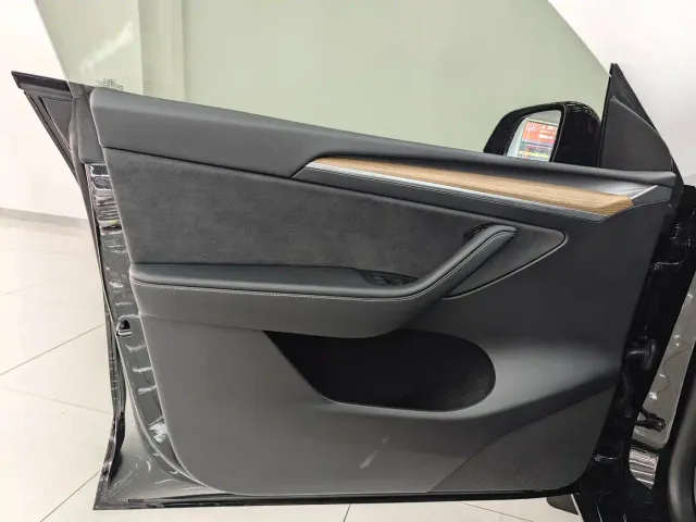 Tesla Model Y — Фото автомобиля 12