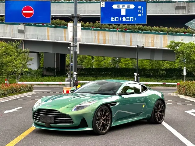 Aston Martin DB12 — Фото автомобиля 3