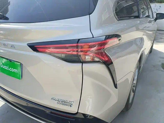 Toyota Sienna — Фото автомобиля 23