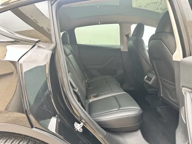 Tesla Model Y — Фото автомобиля 17