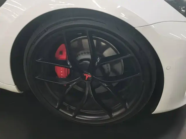 Tesla Model 3 — Фото автомобиля 6