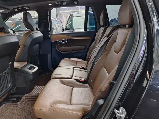 Volvo XC90 — Фото автомобиля 8