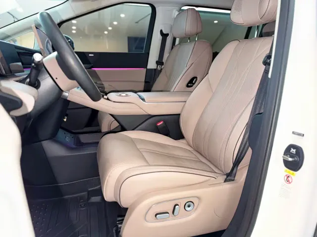Xpeng X9 — Фото автомобиля 6