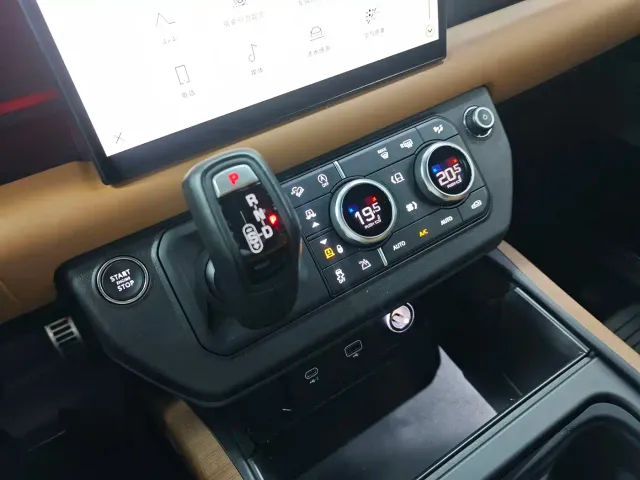 Land Rover Defender — Фото автомобиля 18