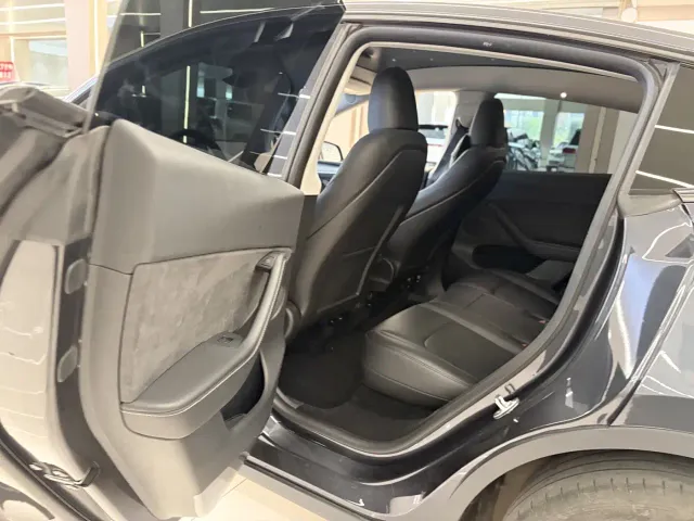 Tesla Model Y — Фото автомобиля 12