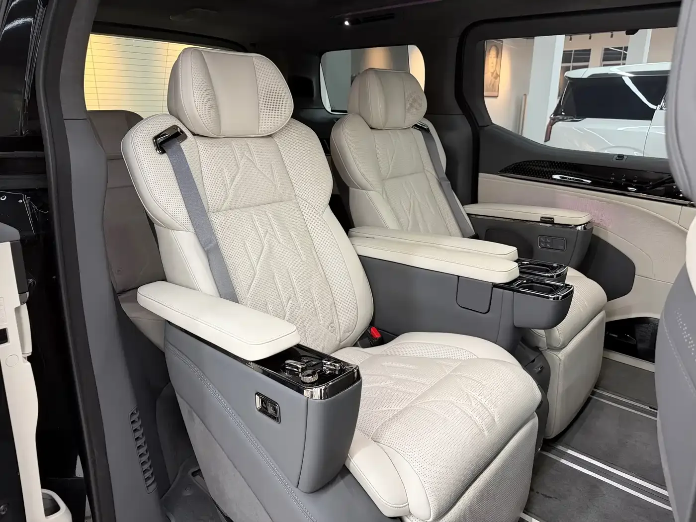 ZEEKR Zeekr 009 2024 6-seat Executive AWD 108kWh — Фото автомобиля 8