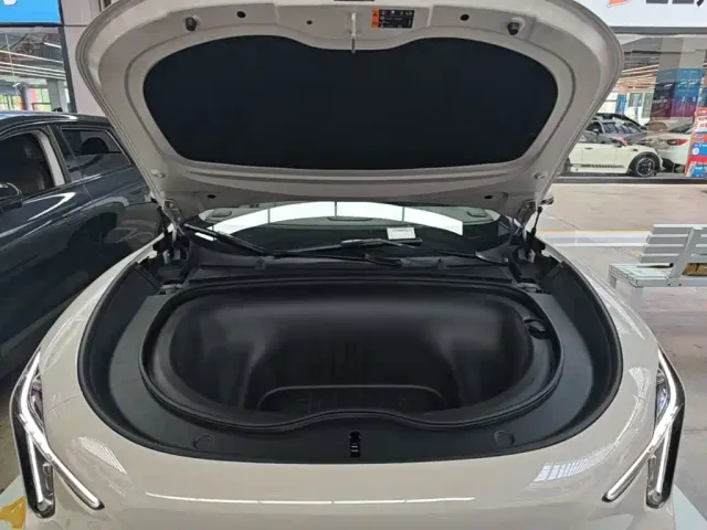 IM Motors LS6 — Фото автомобиля 19