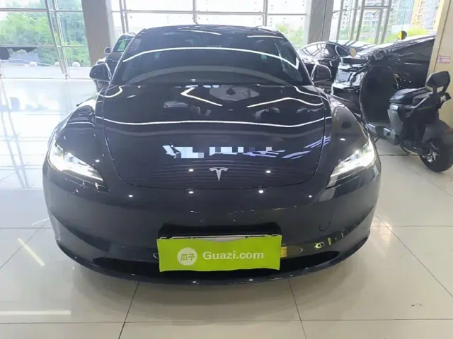 Tesla Model 3 — Фото автомобиля 2