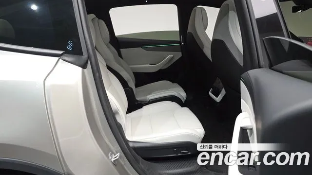 Tesla Model Y — Фото автомобиля 17