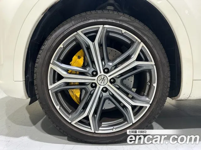 Maserati Levante — Фото автомобиля 5