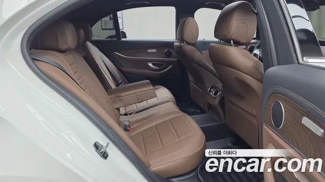 Mercedes-Benz E-Class — Фото автомобиля 11