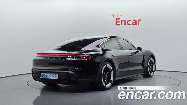 Porsche Taycan — Фото автомобиля 2