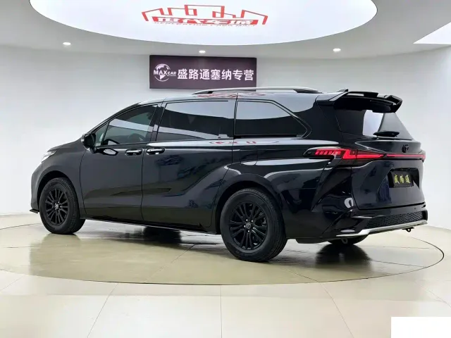 Toyota Sienna — Фото автомобиля 7