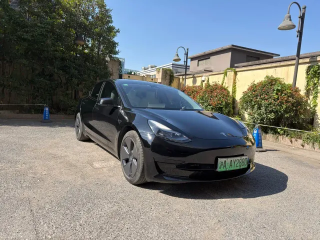 Tesla Model 3 — Фото автомобиля 3
