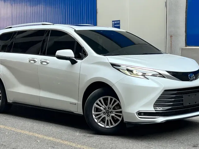 Toyota Sienna — Фото автомобиля 4