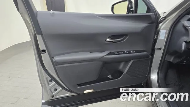 Lexus UX — Фото автомобиля 24