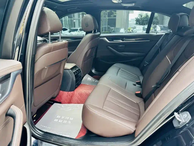 BMW 5 Series — Фото автомобиля 12