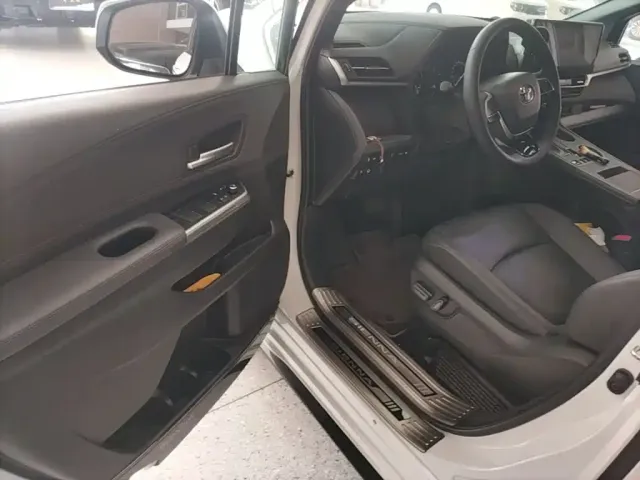 Toyota Sienna — Фото автомобиля 15