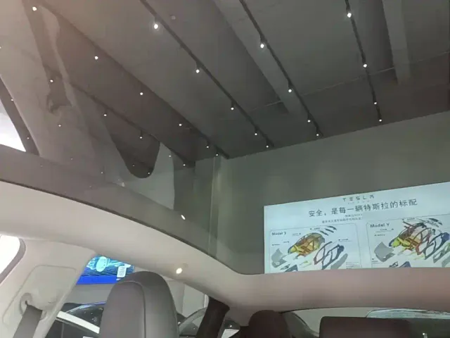 Tesla Model Y — Фото автомобиля 17