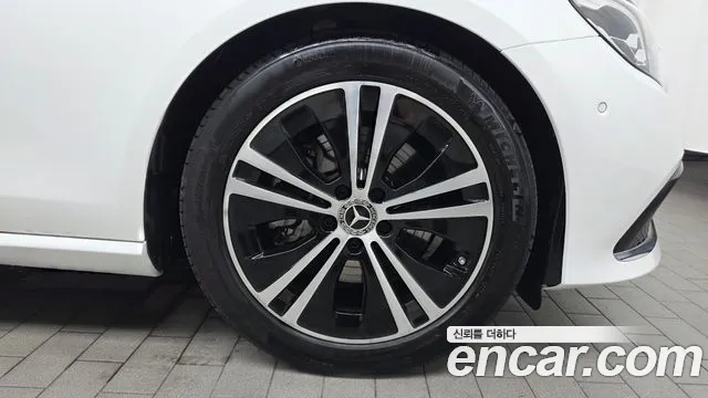Mercedes-Benz E-Class — Фото автомобиля 21