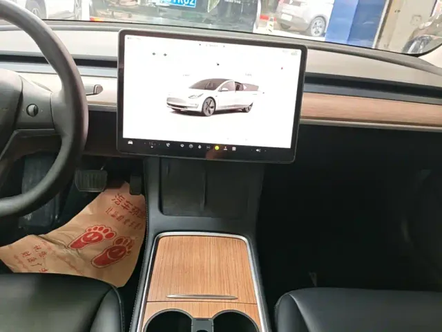 Tesla Model 3 — Фото автомобиля 12