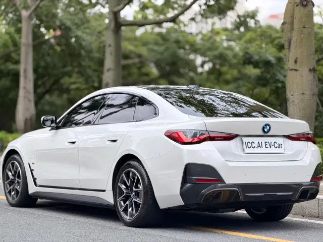 BMW i4 — Фото автомобиля 14