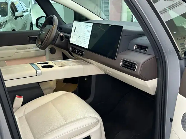 Li Auto MEGA — Фото автомобиля 17