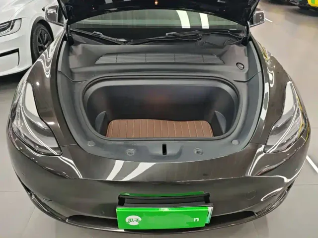 Tesla Model Y — Фото автомобиля 19