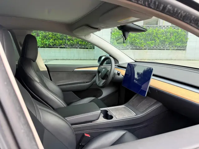Tesla Model Y — Фото автомобиля 11