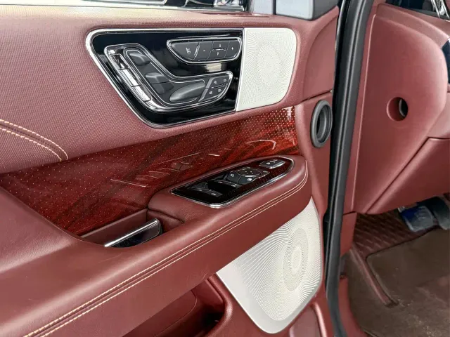 Lincoln Navigator — Фото автомобиля 17