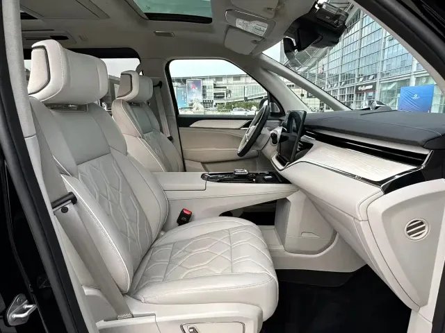 Volvo EM90 — Фото автомобиля 13