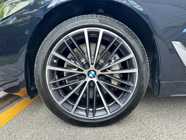 BMW 5 Series — Фото автомобиля 17