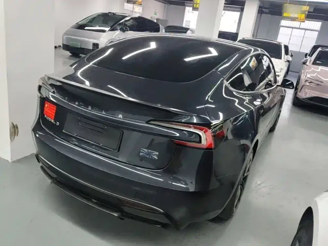 Tesla Model 3 — Фото автомобиля 6