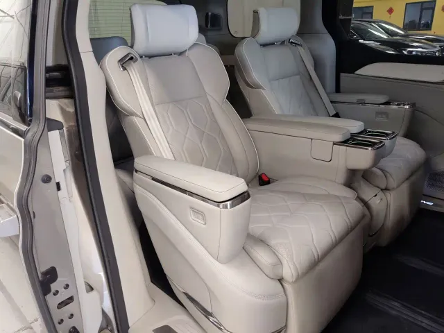 Volvo EM90 — Фото автомобиля 5