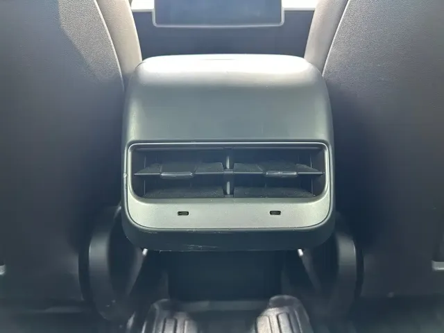 Tesla Model 3 — Фото автомобиля 13