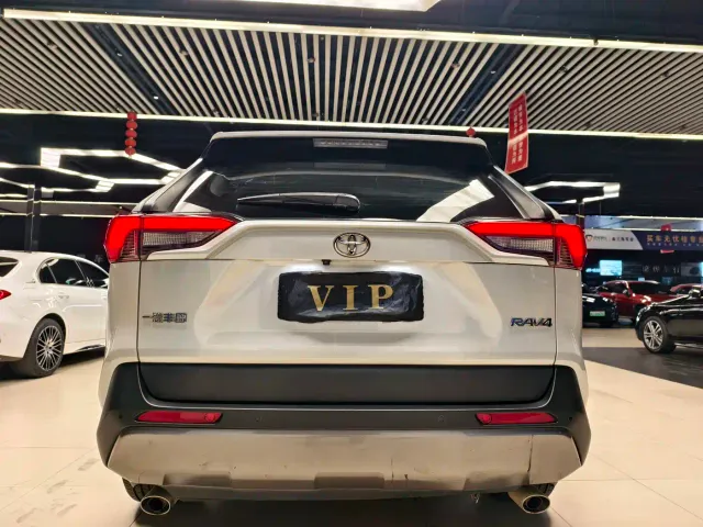 Toyota RAV4 — Фото автомобиля 4