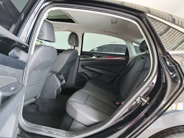 Volkswagen Passat — Фото автомобиля 16