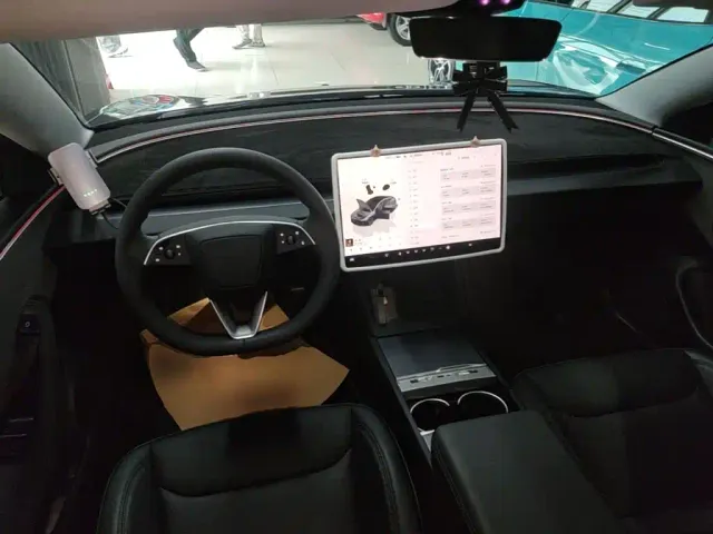 Tesla Model 3 — Фото автомобиля 9