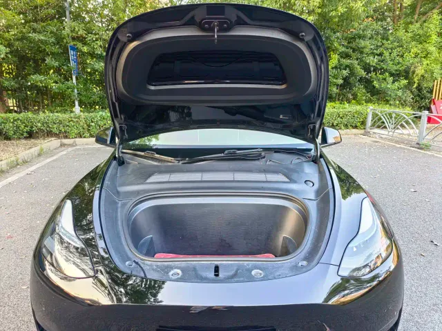 Tesla Model Y — Фото автомобиля 16
