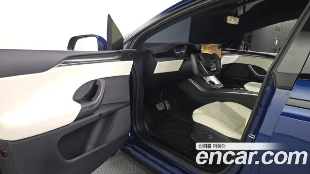 Tesla Model X — Фото автомобиля 10