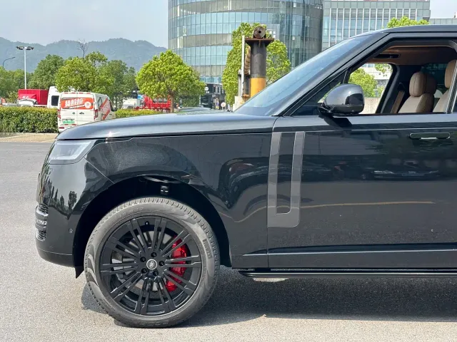 Land Rover Range Rover 2024 3.0 L6 360PS Golden Age Edition — Фото автомобиля 7
