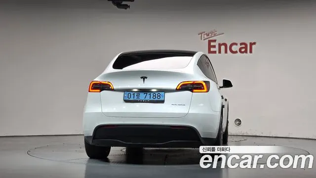 Tesla Model Y — Фото автомобиля 4