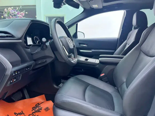 Toyota Sienna — Фото автомобиля 7