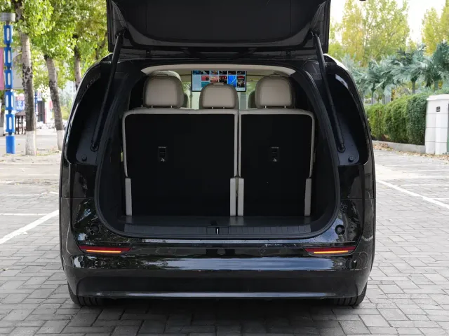 Li Auto MEGA — Фото автомобиля 19