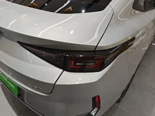 Changan Qiyuan A05 — Фото автомобиля 7